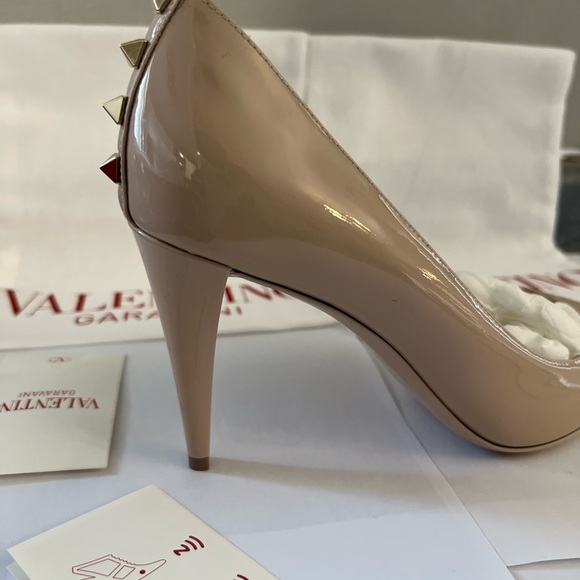 Valentino women size 7 color tan, lightly used - Picture 6 of 7
